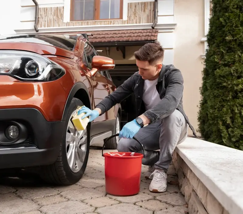 Lavage auto à domicile Neuville-lez-Beaulieu : professionnel intervenant sur un véhicule